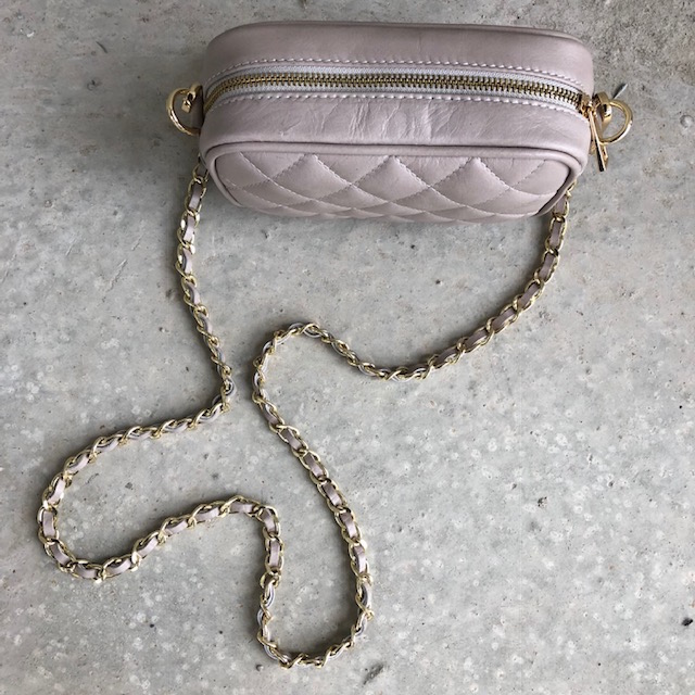Crossbody skind QUILT og kæderem MUST HAVE COW CONCEPT Crossbody skind QUILT og kæderem MUST HAVE COW CONCEPT